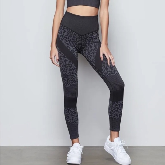 Good American Active Leopard Seamless 7/8 Leggings Black/Gray Size 2/3 = M/L - Picture 2 of 13